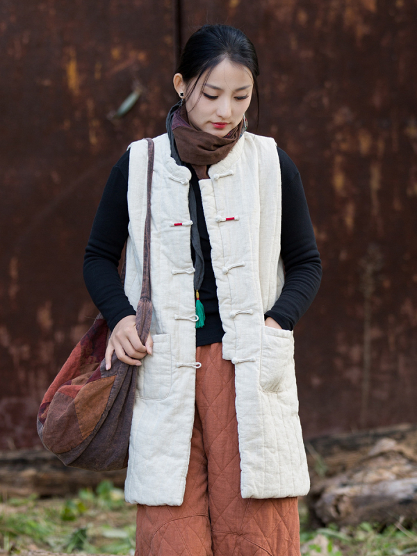 Дълга рамиева жилетка с quilted шевове; пълнител: имитационен коприна-памук; за жени; стойкова яка; тясна кройка; предна планка с копчета и катарами