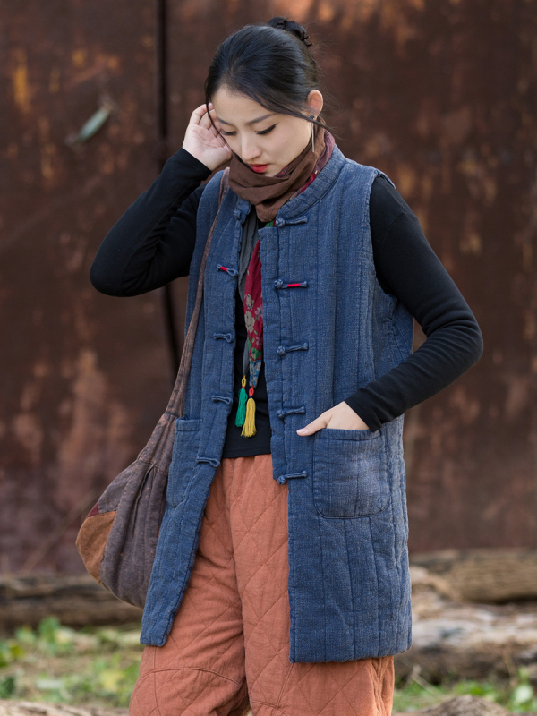 Дълга рамиева жилетка с quilted шевове; пълнител: имитационен коприна-памук; за жени; стойкова яка; тясна кройка; предна планка с копчета и катарами