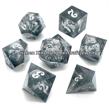 Kockice od epoksidne smole s tekućim jezgrom i oštrim bridovima, 20-lica poliedri, mogućnost prilagodbe proizvodnje, za šah i igre s kartama