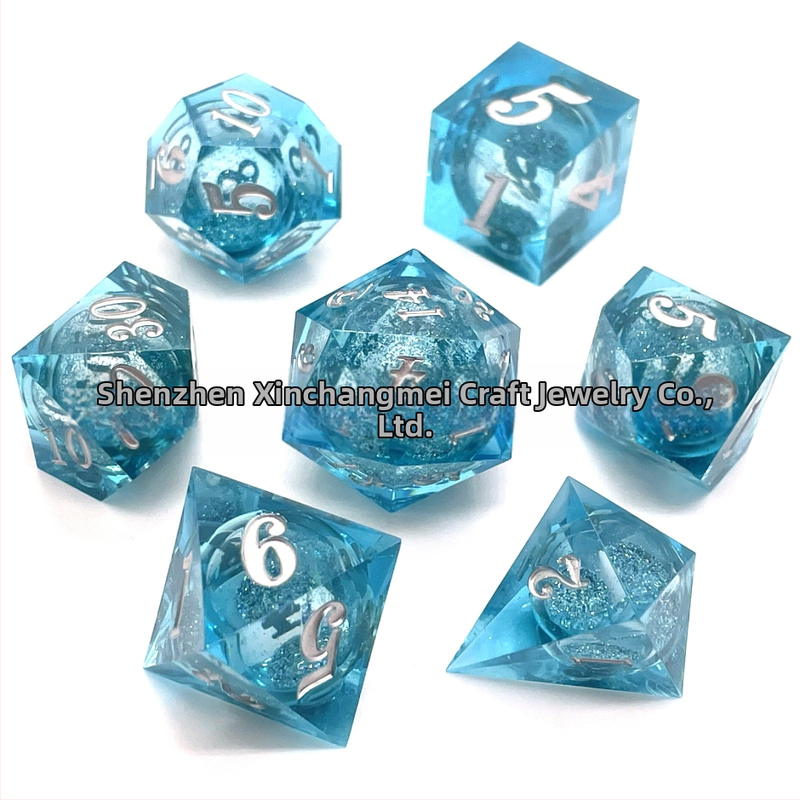 Kockice od epoksidne smole s tekućim jezgrom i oštrim bridovima, 20-lica poliedri, mogućnost prilagodbe proizvodnje, za šah i igre s kartama