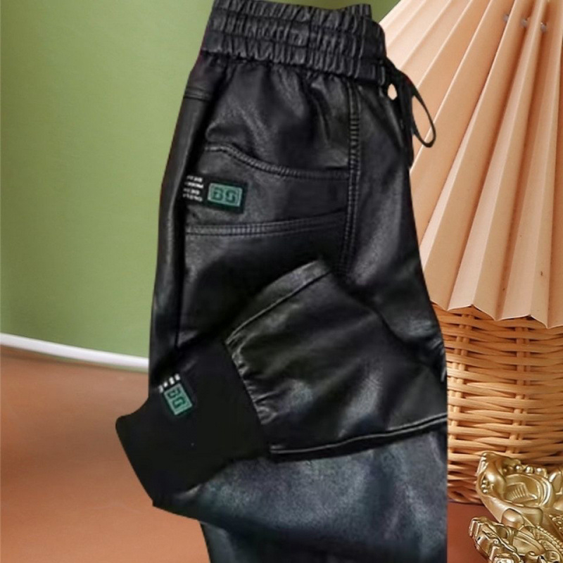 Férfi PU bőrnadrág színblokkal, skateboard-stílusú szabás, középmagas derék, PU anyag, fő szövet alpaka