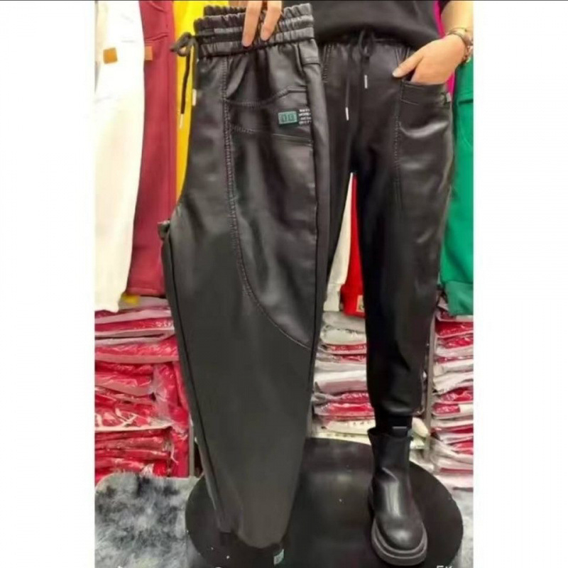 Férfi PU bőrnadrág színblokkal, skateboard-stílusú szabás, középmagas derék, PU anyag, fő szövet alpaka