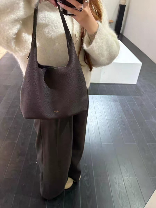Tote torba od PU kože, jedna naramenica, magnetsko zatvaranje, podstava od poliestera