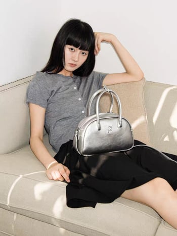 Valódi bőr bowling táska, hónalj alatti stílus, érett női megjelenéshez, tavasz 2025 kiadás, mindennapi használatra