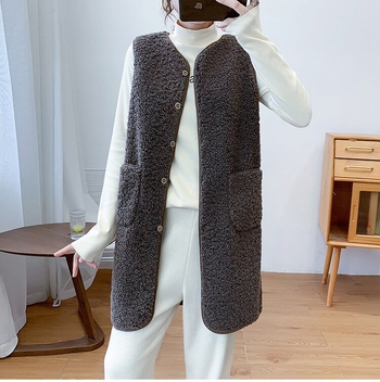 Koreai stílusú középméretű műbáránygyapjú mellény, gallér nélküli, poliészter anyag, 70–80% poliészter, egy sor több csattal záródó