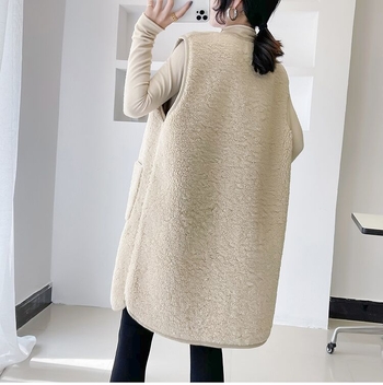 Koreai stílusú középméretű műbáránygyapjú mellény, gallér nélküli, poliészter anyag, 70–80% poliészter, egy sor több csattal záródó