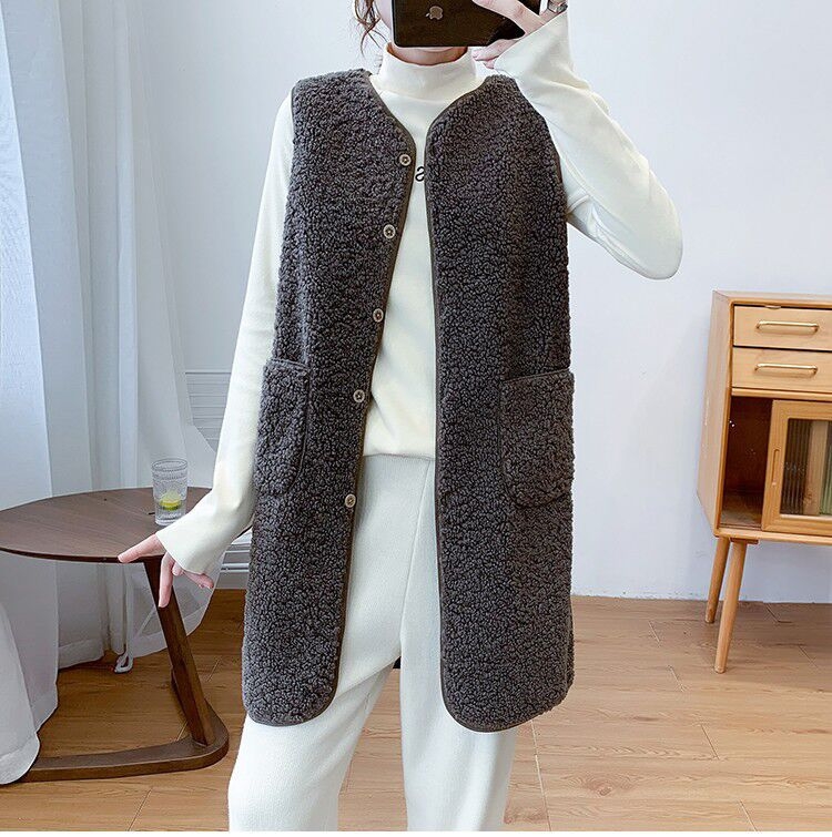 Koreai stílusú középméretű műbáránygyapjú mellény, gallér nélküli, poliészter anyag, 70–80% poliészter, egy sor több csattal záródó