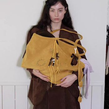 Urban minimalistička torba preko ramena od velura, oblik košare, magnetsko zatvaranje, skriveni džep sa zipom, poliester podstava, dvostruki remeni