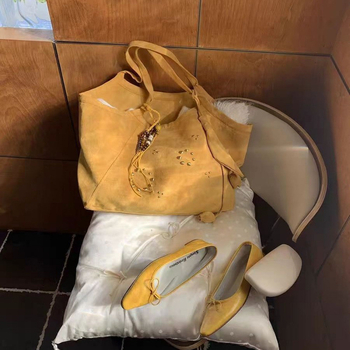 Urban minimalistička torba preko ramena od velura, oblik košare, magnetsko zatvaranje, skriveni džep sa zipom, poliester podstava, dvostruki remeni