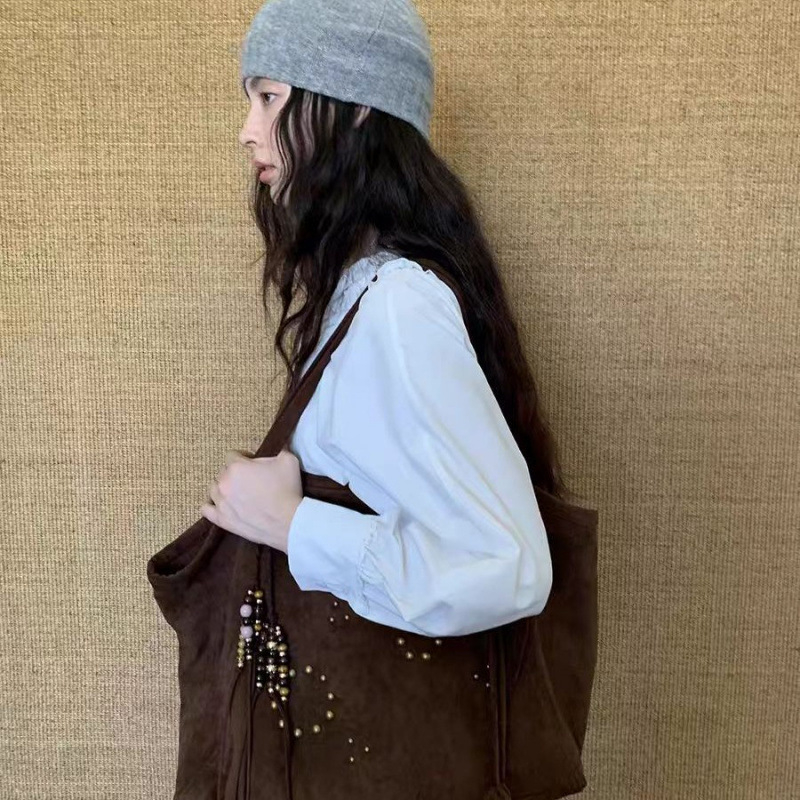 Urban minimalistička torba preko ramena od velura, oblik košare, magnetsko zatvaranje, skriveni džep sa zipom, poliester podstava, dvostruki remeni