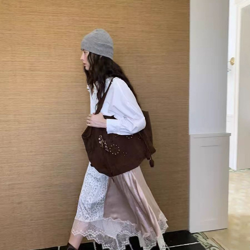 Urban minimalistička torba preko ramena od velura, oblik košare, magnetsko zatvaranje, skriveni džep sa zipom, poliester podstava, dvostruki remeni