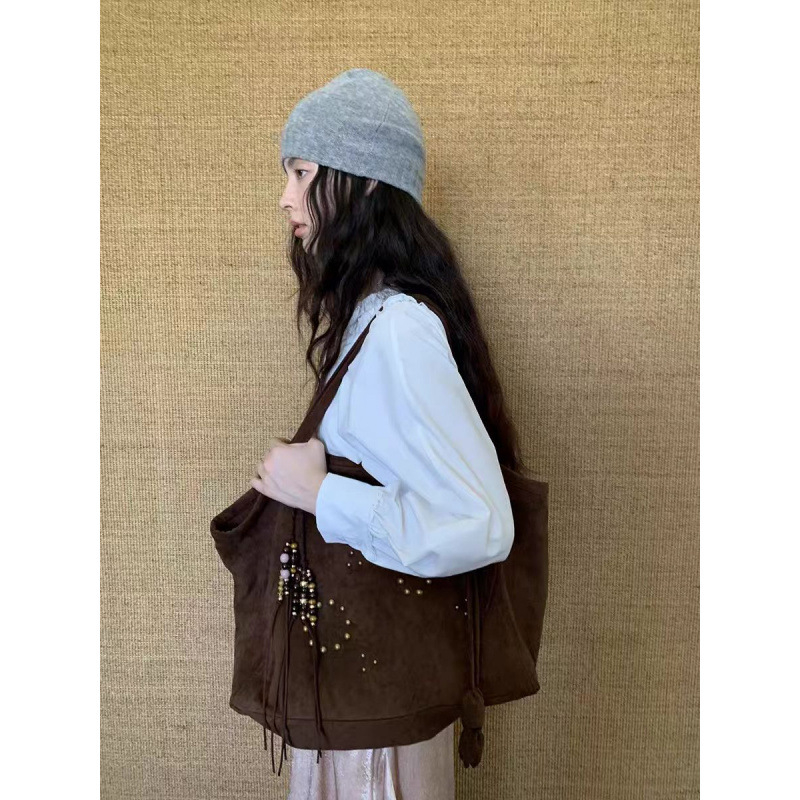 Urban minimalistička torba preko ramena od velura, oblik košare, magnetsko zatvaranje, skriveni džep sa zipom, poliester podstava, dvostruki remeni