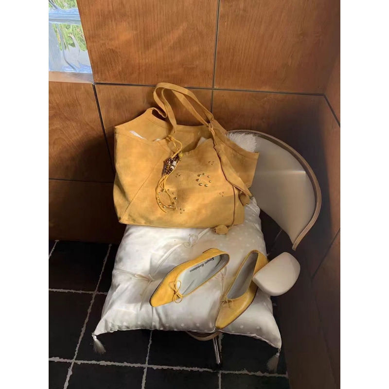 Urban minimalistička torba preko ramena od velura, oblik košare, magnetsko zatvaranje, skriveni džep sa zipom, poliester podstava, dvostruki remeni