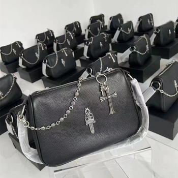 Valódi bőrből készült váll-alatti táska, vízszintes négyzet alakú, kapucszerű nyitás, belső laminált cipzáras zseb, bélés tehénbőr