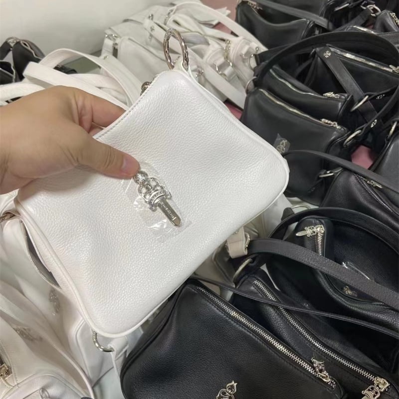 Valódi bőrből készült váll-alatti táska, vízszintes négyzet alakú, kapucszerű nyitás, belső laminált cipzáras zseb, bélés tehénbőr