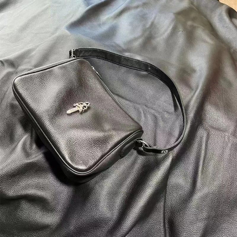 Valódi bőrből készült váll-alatti táska, vízszintes négyzet alakú, kapucszerű nyitás, belső laminált cipzáras zseb, bélés tehénbőr