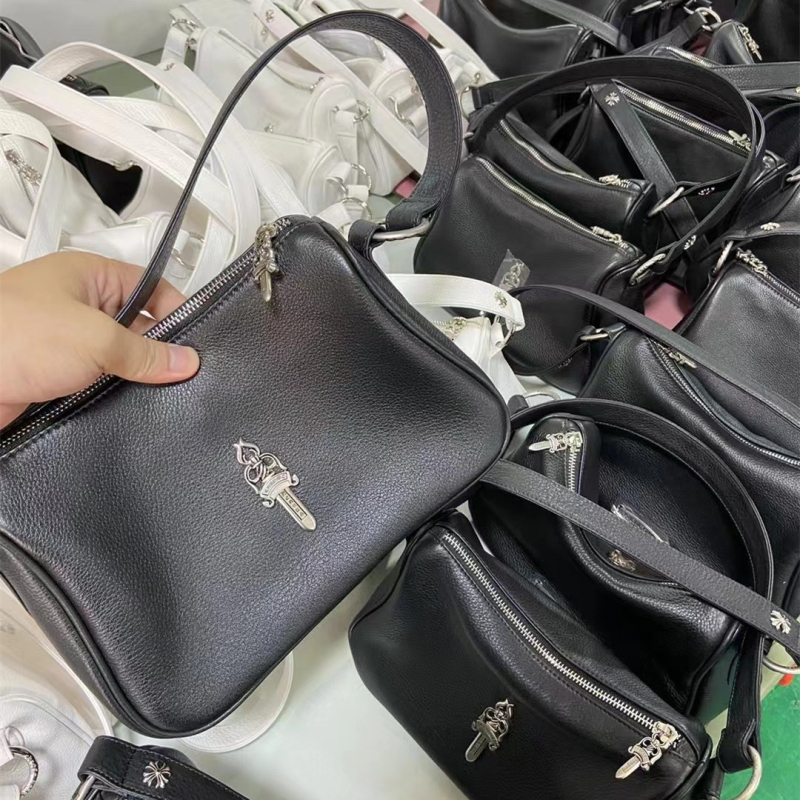 Valódi bőrből készült váll-alatti táska, vízszintes négyzet alakú, kapucszerű nyitás, belső laminált cipzáras zseb, bélés tehénbőr