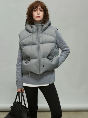 Női tollas mellény libatoll töltéssel, 81–85% tolltartalom, nylon anyag, kapucnival és cipzárral