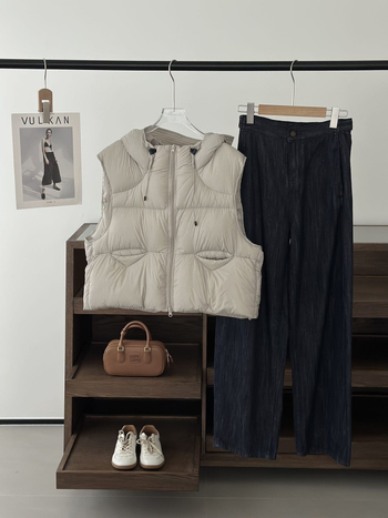 Női tollas mellény libatoll töltéssel, 81–85% tolltartalom, nylon anyag, kapucnival és cipzárral