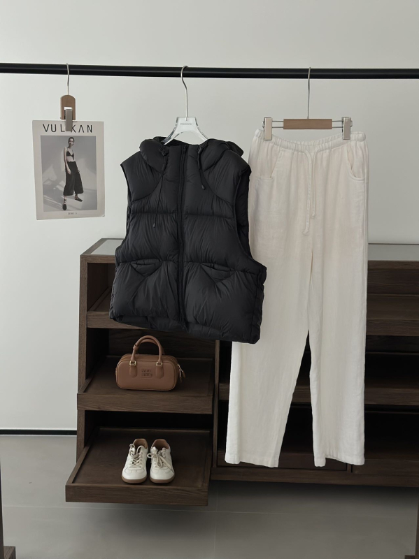 Női tollas mellény libatoll töltéssel, 81–85% tolltartalom, nylon anyag, kapucnival és cipzárral