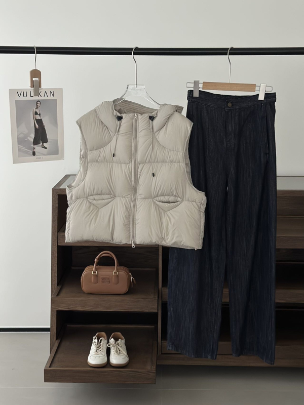 Női tollas mellény libatoll töltéssel, 81–85% tolltartalom, nylon anyag, kapucnival és cipzárral