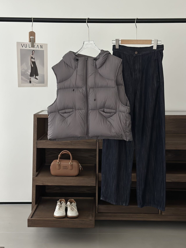 Női tollas mellény libatoll töltéssel, 81–85% tolltartalom, nylon anyag, kapucnival és cipzárral