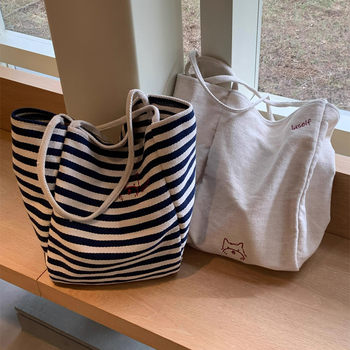 Csíkos vászon tote táska, fiatalos campus stílus, belső telefontartó zseb, dupla vállpánt, 2025 tavaszi kiadás