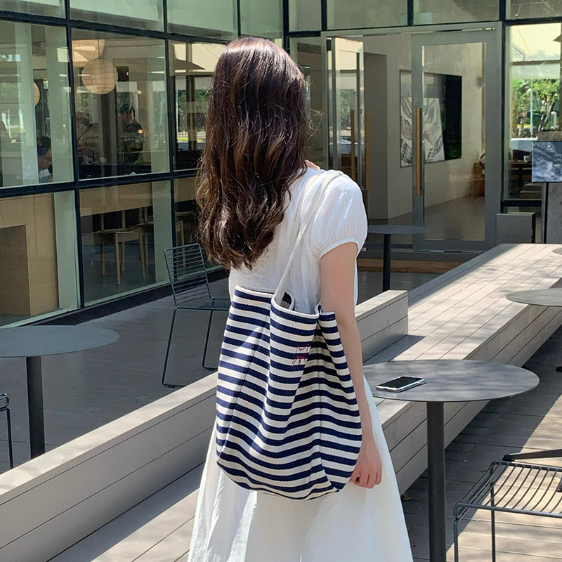 Csíkos vászon tote táska, fiatalos campus stílus, belső telefontartó zseb, dupla vállpánt, 2025 tavaszi kiadás