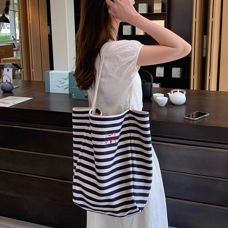 Csíkos vászon tote táska, fiatalos campus stílus, belső telefontartó zseb, dupla vállpánt, 2025 tavaszi kiadás