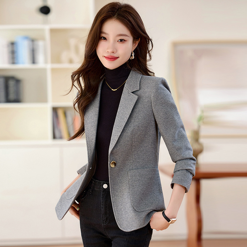 SHY8916 Žensko sako Slim-Fit kroja, tkanina od kemijskih vlakana, dugi rukavi, zatvaranje jednim gumbom, ovratnik sakoa