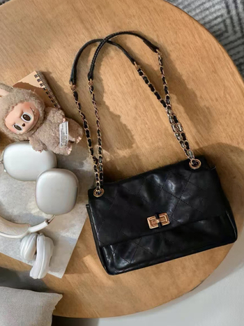 Torba na ramenu s lancem – gradski stil, PU koža, quilt uzorak, horizontalni kvadratni oblik, zaključavanje bravom