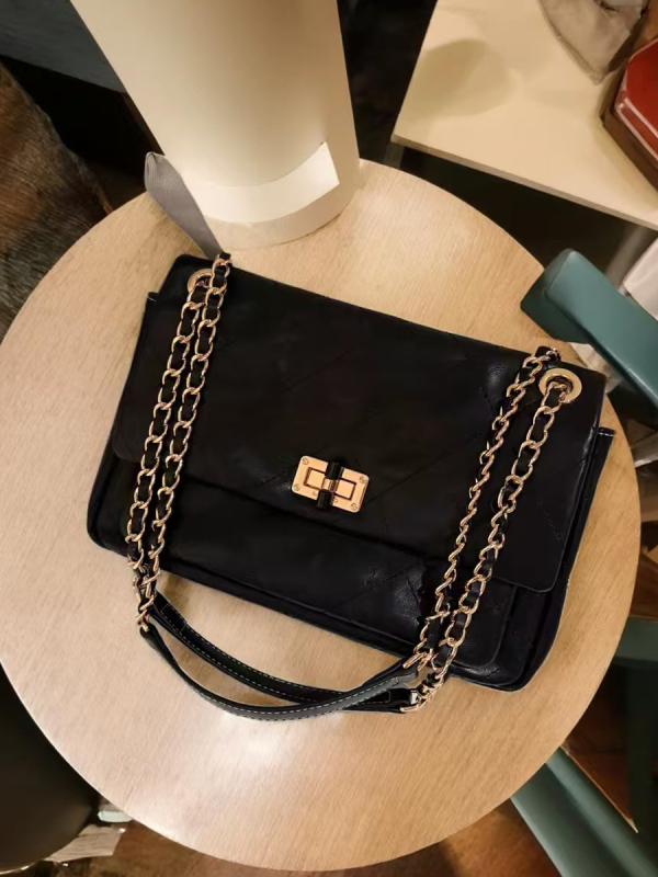 Torba na ramenu s lancem – gradski stil, PU koža, quilt uzorak, horizontalni kvadratni oblik, zaključavanje bravom