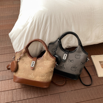 Crossbody torba s urbanim minimalistickim stilom, sintetička koža, dumpling oblik, zatvarač, unutarnji pretinci (Urban minimalist stil; Sintetička koža; Dumpling oblik; Zatvarač; Unutarnji pretinci)