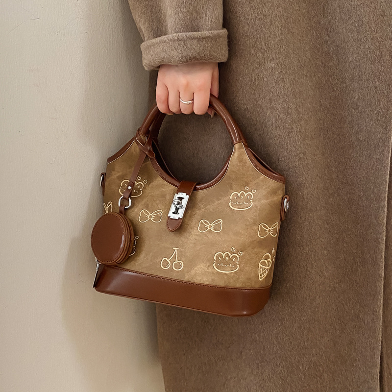 Crossbody torba s urbanim minimalistickim stilom, sintetička koža, dumpling oblik, zatvarač, unutarnji pretinci (Urban minimalist stil; Sintetička koža; Dumpling oblik; Zatvarač; Unutarnji pretinci)