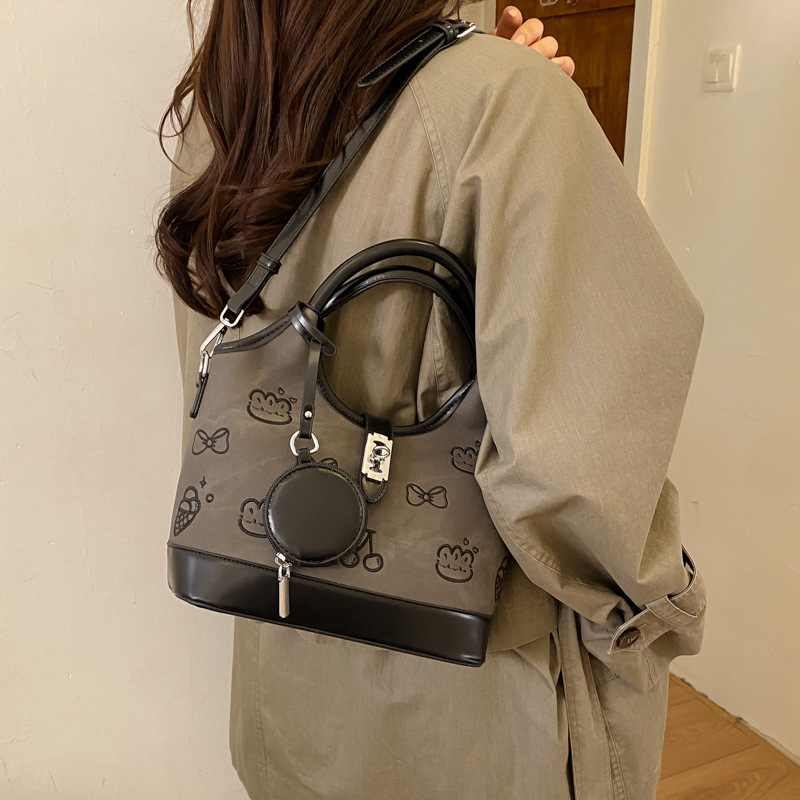 Crossbody torba s urbanim minimalistickim stilom, sintetička koža, dumpling oblik, zatvarač, unutarnji pretinci (Urban minimalist stil; Sintetička koža; Dumpling oblik; Zatvarač; Unutarnji pretinci)
