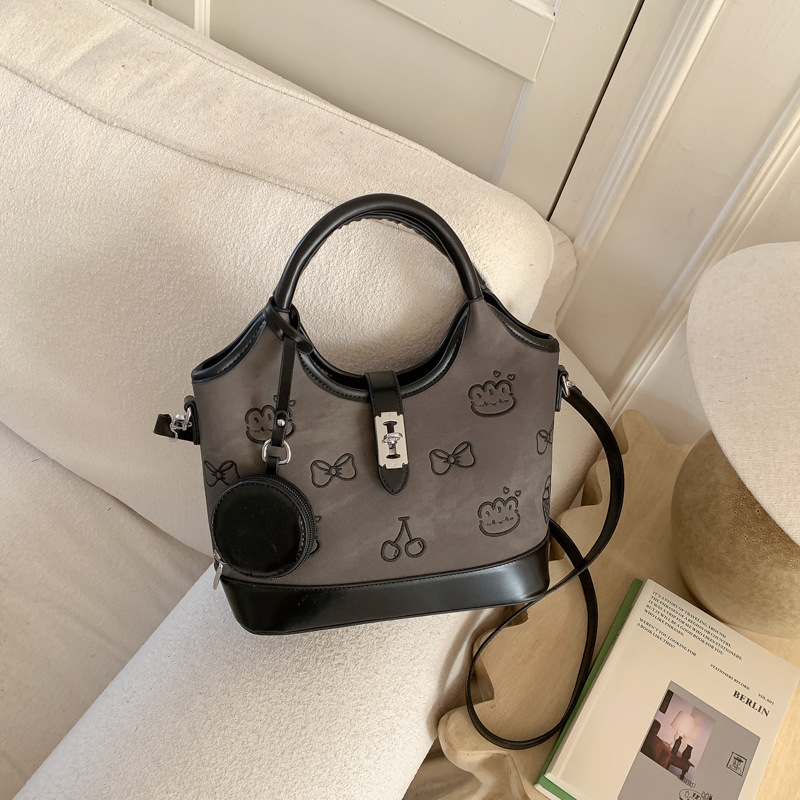 Crossbody torba s urbanim minimalistickim stilom, sintetička koža, dumpling oblik, zatvarač, unutarnji pretinci (Urban minimalist stil; Sintetička koža; Dumpling oblik; Zatvarač; Unutarnji pretinci)