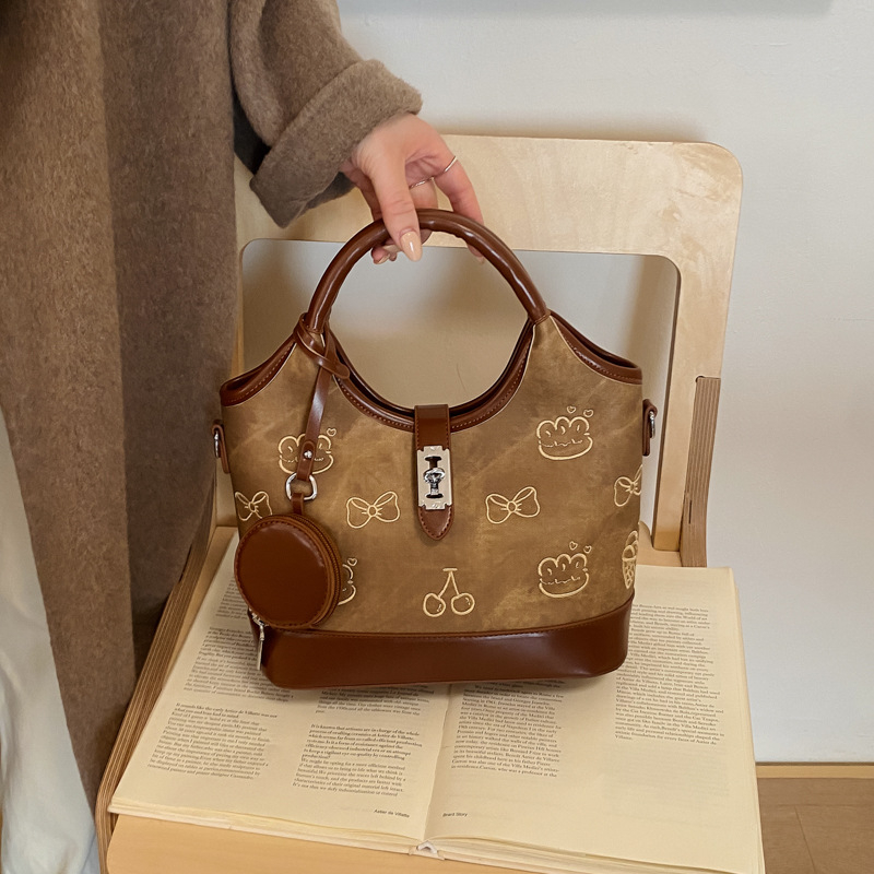 Crossbody torba s urbanim minimalistickim stilom, sintetička koža, dumpling oblik, zatvarač, unutarnji pretinci (Urban minimalist stil; Sintetička koža; Dumpling oblik; Zatvarač; Unutarnji pretinci)