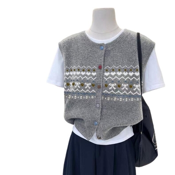 Jacquard kötött mellény kerek nyakkal, báránygyapjú, egygombos zárás, laza A-vonalú szabás, őszi-téli 2025