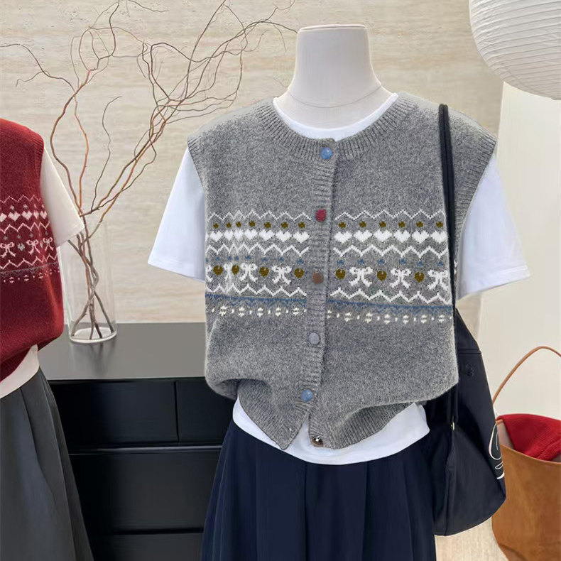 Jacquard kötött mellény kerek nyakkal, báránygyapjú, egygombos zárás, laza A-vonalú szabás, őszi-téli 2025