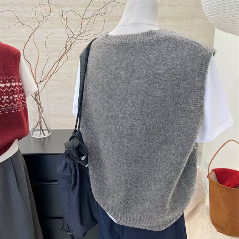 Jacquard kötött mellény kerek nyakkal, báránygyapjú, egygombos zárás, laza A-vonalú szabás, őszi-téli 2025