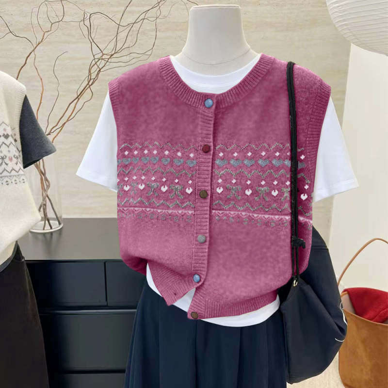 Jacquard kötött mellény kerek nyakkal, báránygyapjú, egygombos zárás, laza A-vonalú szabás, őszi-téli 2025