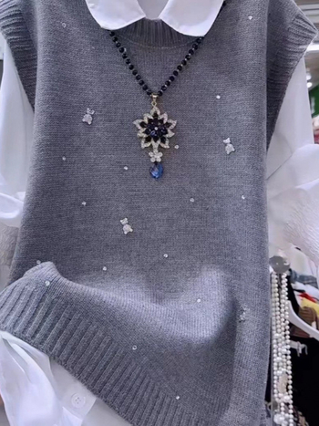 Női kötött mellény, V-nyakú, ujjatlan, egyszínű, őszi 2025