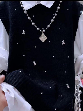 Női kötött mellény, V-nyakú, ujjatlan, egyszínű, őszi 2025