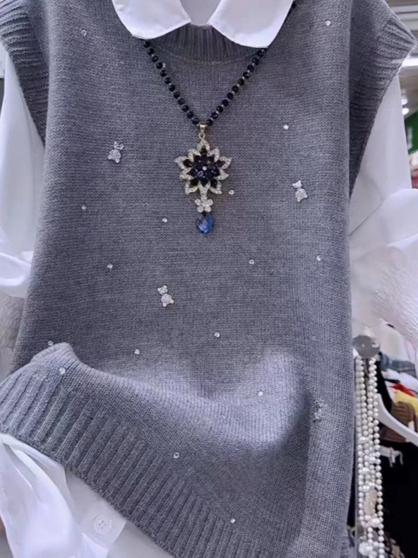 Női kötött mellény, V-nyakú, ujjatlan, egyszínű, őszi 2025