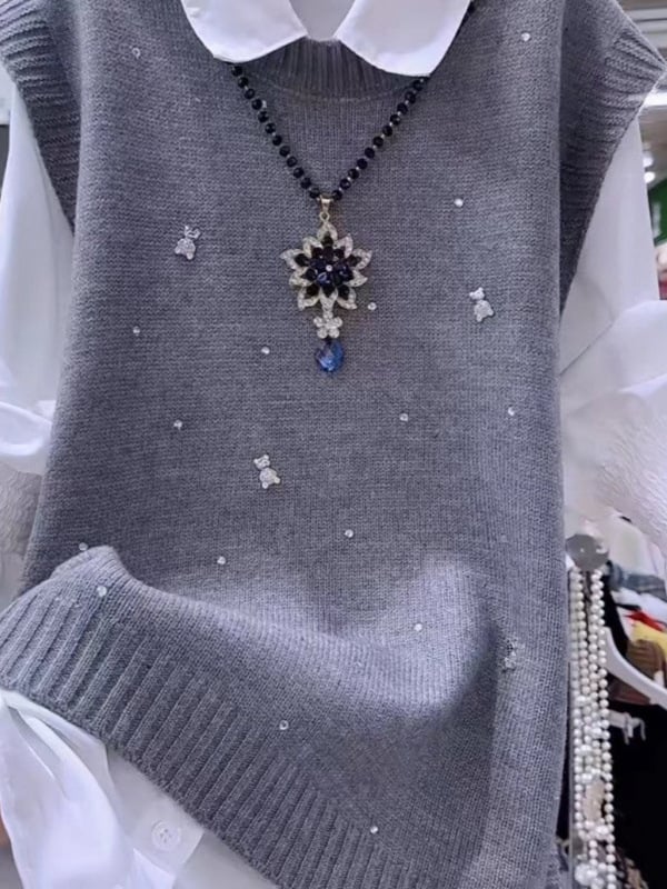 Női kötött mellény, V-nyakú, ujjatlan, egyszínű, őszi 2025