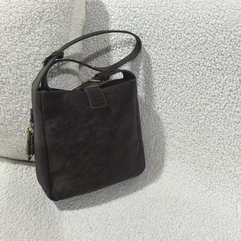 PU tote táska, városi minimalist stílus, függőleges négyzet alak, zárható nyitás, belső zsebek telefonhoz és dokumentumokhoz, laminált cipzáras zseb