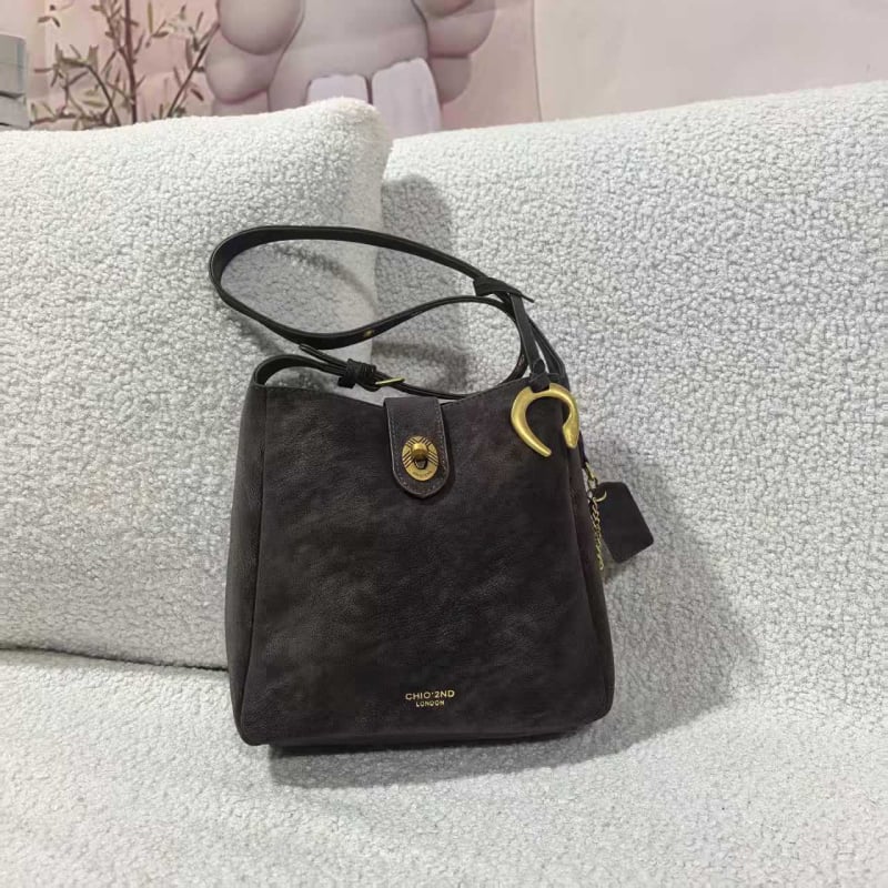 PU tote táska, városi minimalist stílus, függőleges négyzet alak, zárható nyitás, belső zsebek telefonhoz és dokumentumokhoz, laminált cipzáras zseb