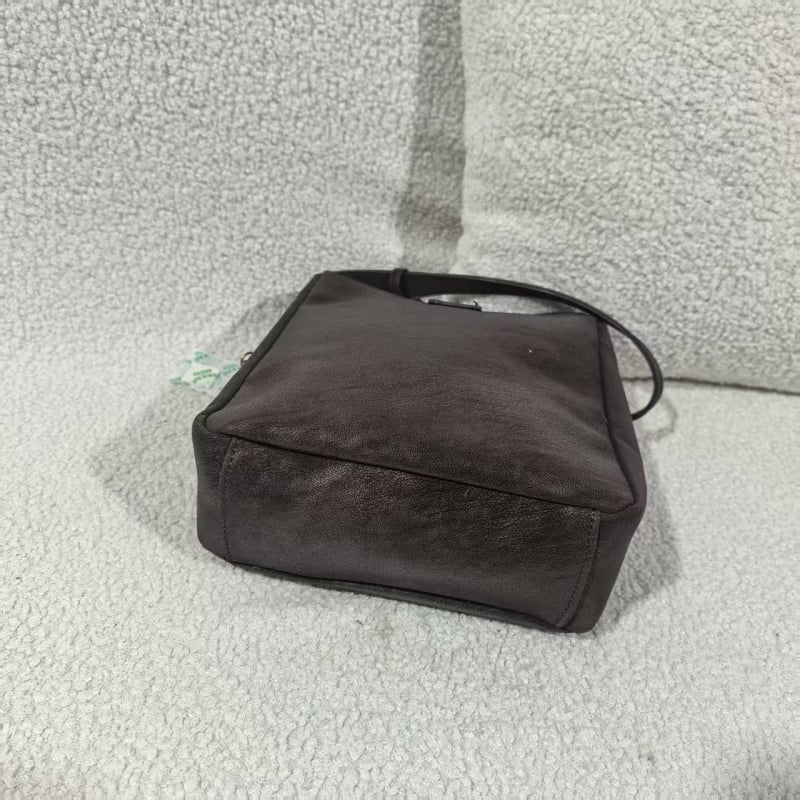 PU tote táska, városi minimalist stílus, függőleges négyzet alak, zárható nyitás, belső zsebek telefonhoz és dokumentumokhoz, laminált cipzáras zseb