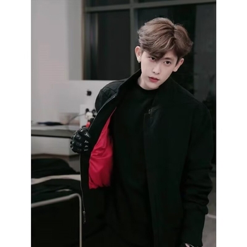 Férfi rövid dzseki dekonstrukciós szabással, kapucnival, cipzárral, 3D patch zsebekkel, poliészter/poliamid keverék anyag