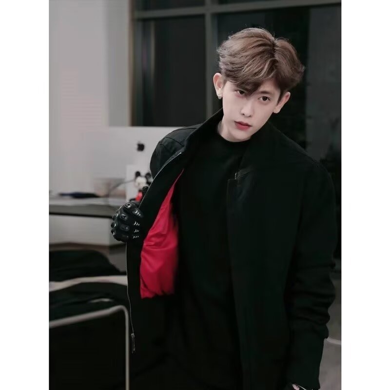 Férfi rövid dzseki dekonstrukciós szabással, kapucnival, cipzárral, 3D patch zsebekkel, poliészter/poliamid keverék anyag